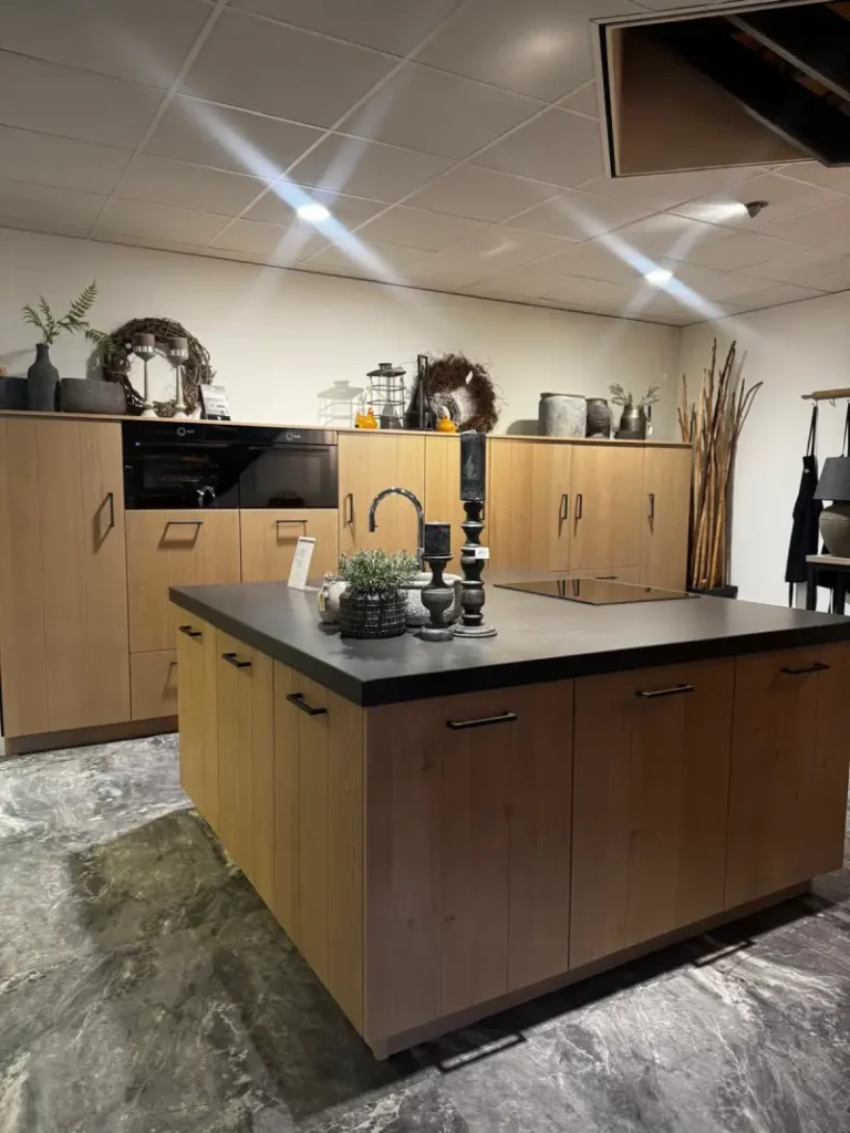 Landelijke Mereno showroomkeuken bij Tinnemans Keukens