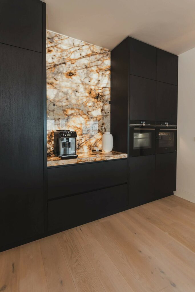 Luxe keuken van Tieleman Keukens met Mereno Monza front in matzwarte kleur