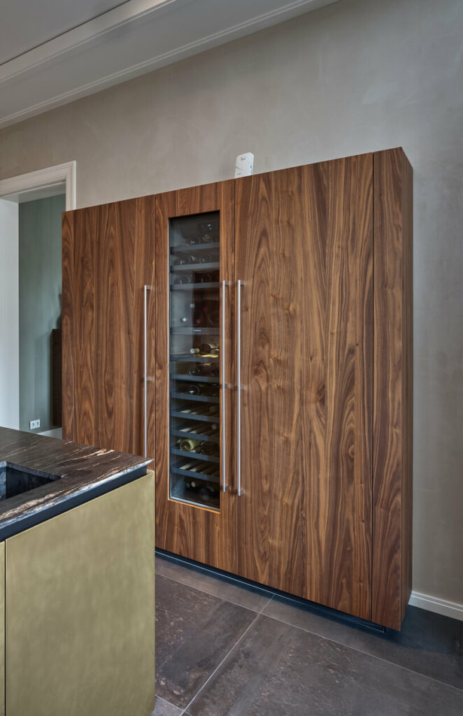 Luxe keuken van Tieleman Keukens met Mereno Milano front in notenhouten kleur