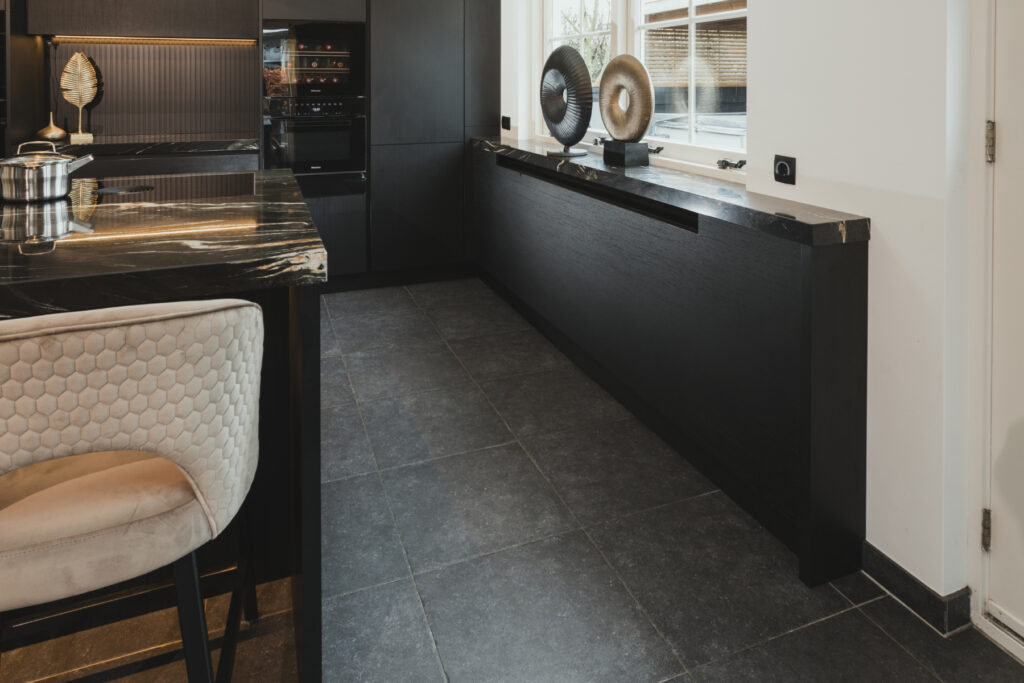 Hotel chique keuken van Tieleman Keukens met Mereno Monza Seregno front en verwarmingsombouw