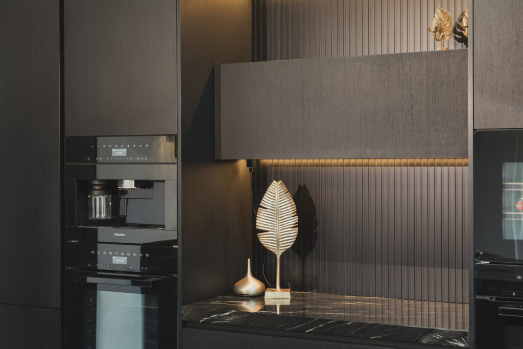 Hotel chique keuken van Tieleman Keukens met Mereno Monza front in zwarte kleur en Seregno in achterwand