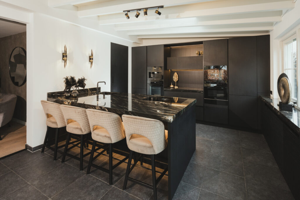 Hotel chique keuken van Tieleman Keukens met Mereno Monza Seregno front in zwarte kleur en ledverlichting