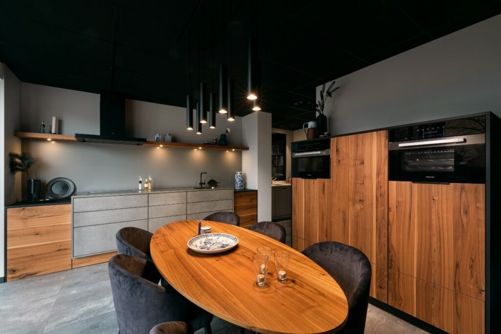 Noten fineer showroomkeuken Mennen Keukens + Interieurs