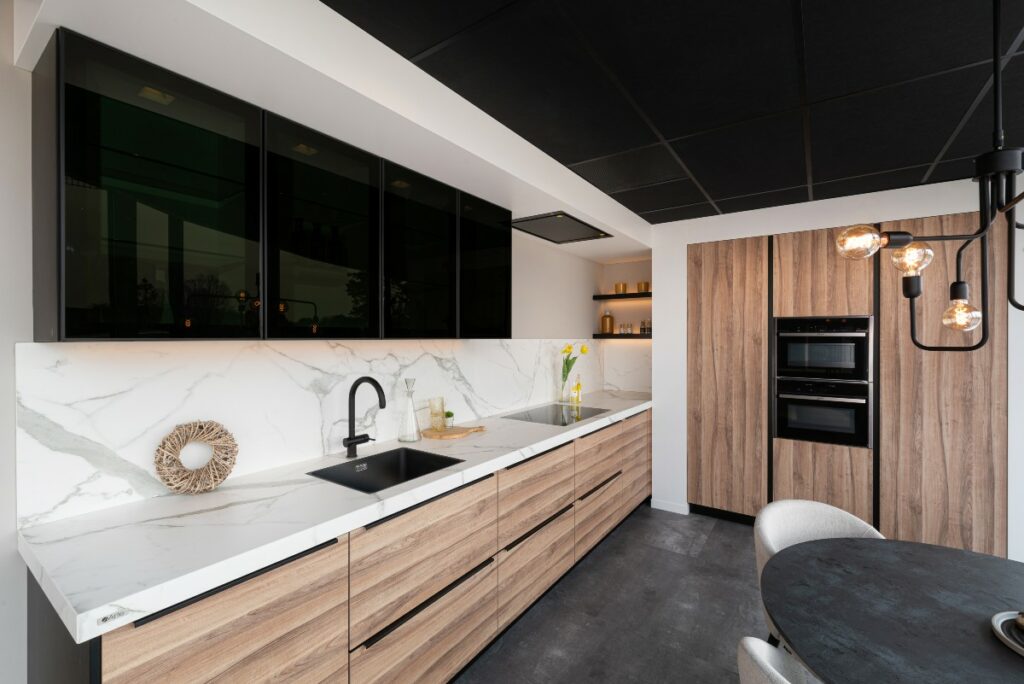 Showroomkeuken Monza met donkere glaskasten Mennen Keukens + Interieurs