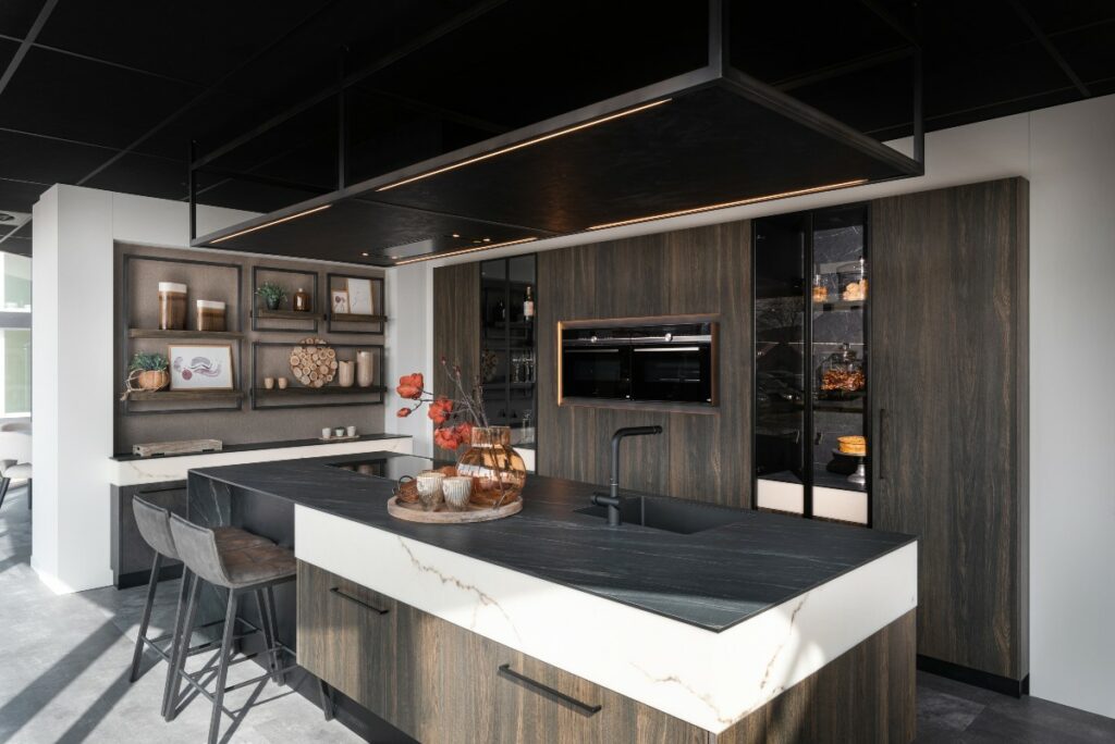 Showroom Mennen Keukens + Interieurs eerste keuken Monza houtkleur met marmerbox lichten