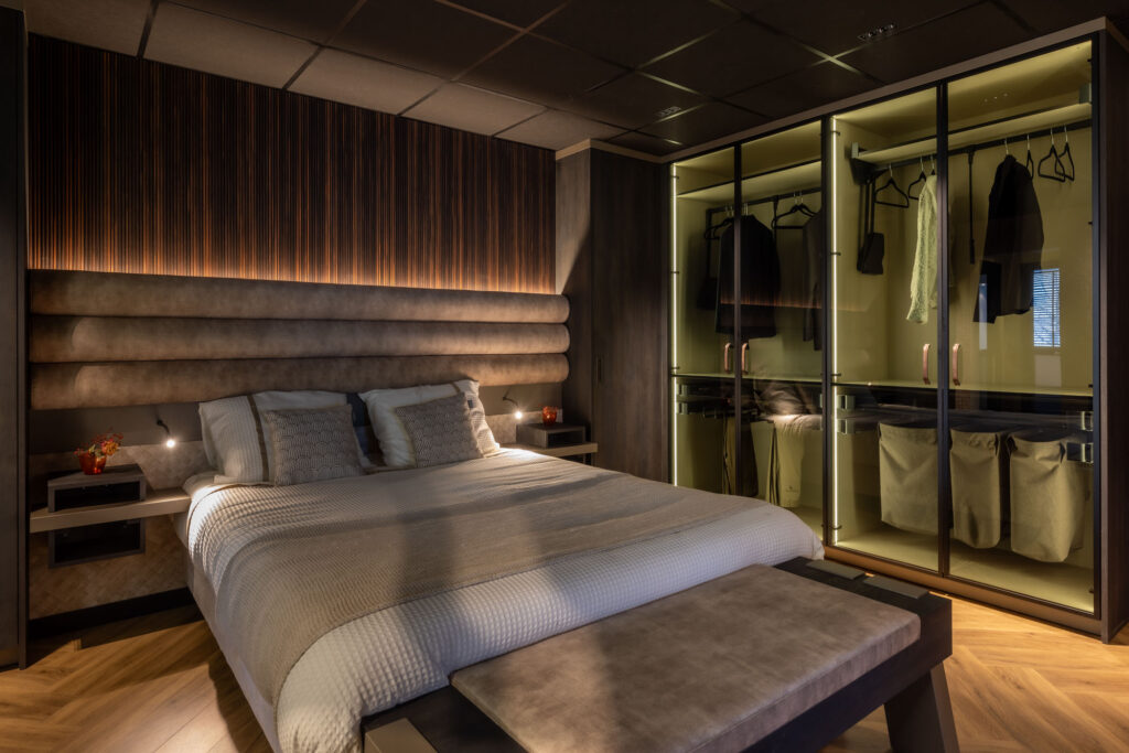 Showroom slaapkamer met bedachterwand en maatwerk garderobekasten Mennen Keukens + Interieurs