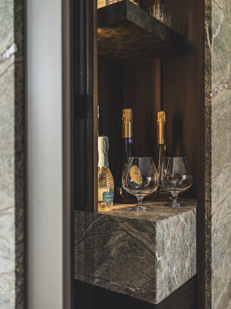 Bar interieur bij Eric Kant met Mereno Milano front en Gerookt eiken kleur, Masterdressing