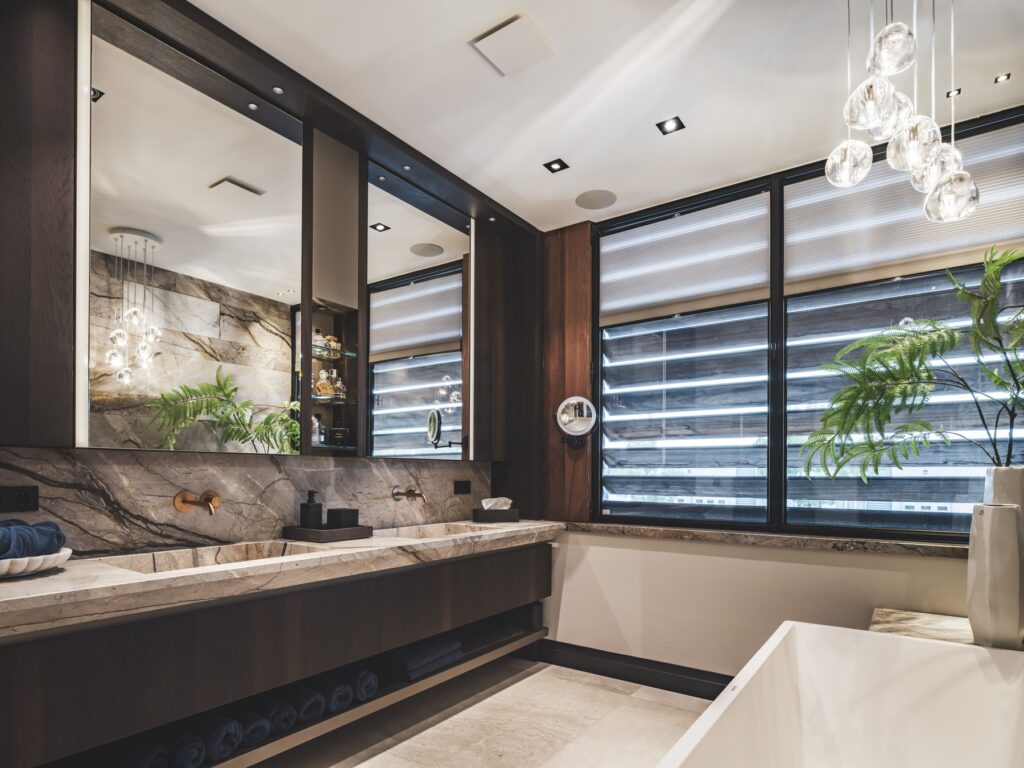 Badkamer interieur bij Eric Kant met Mereno Milano front en Gerookt eiken kleur