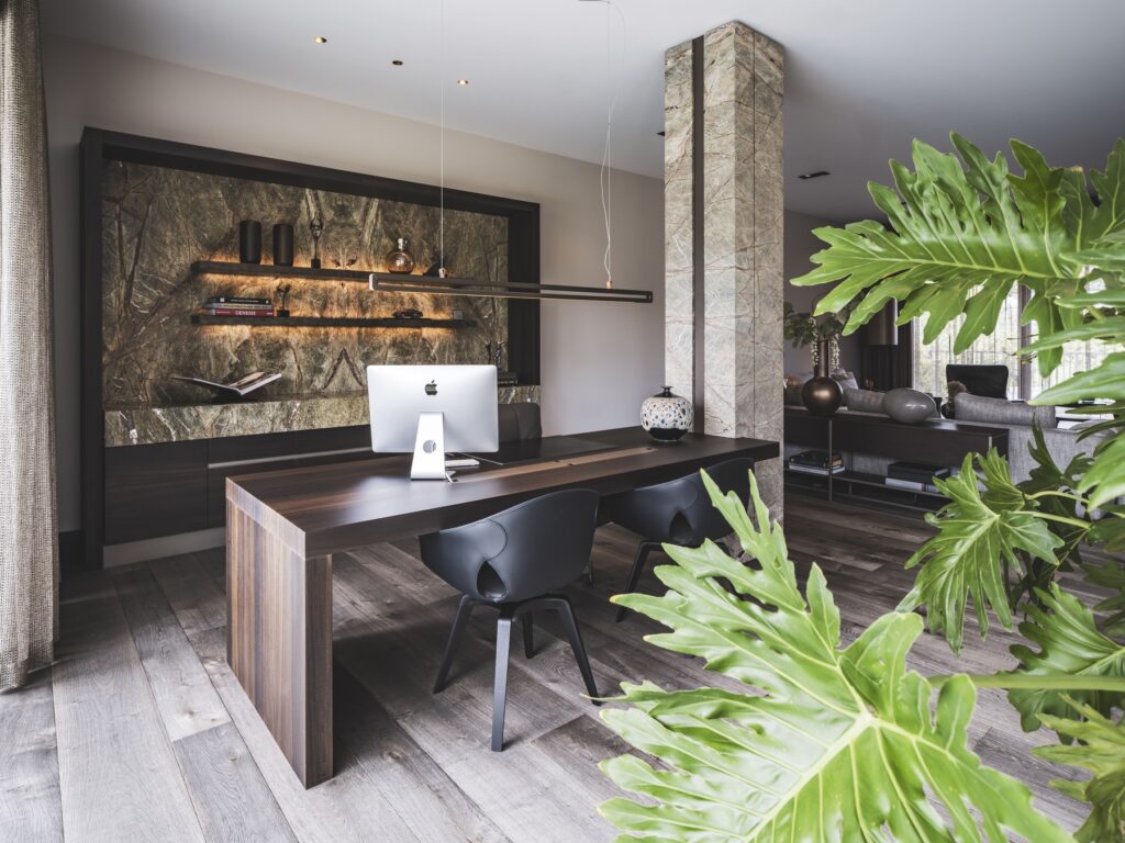 Werkkamer interieur bij Eric Kant met Mereno Verona front en Eucalyptus Fineer kleur