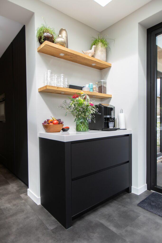 Moderne keuken van Mennen Keukens + Interieurs met koffiehoek, Fenix front in zwarte kleur