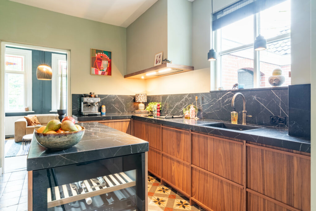 Moderne keuken van Mennen Keukens + Interieurs met wijnklimaatkast, Mereno Salerno front in noten kleur Japandi stijl