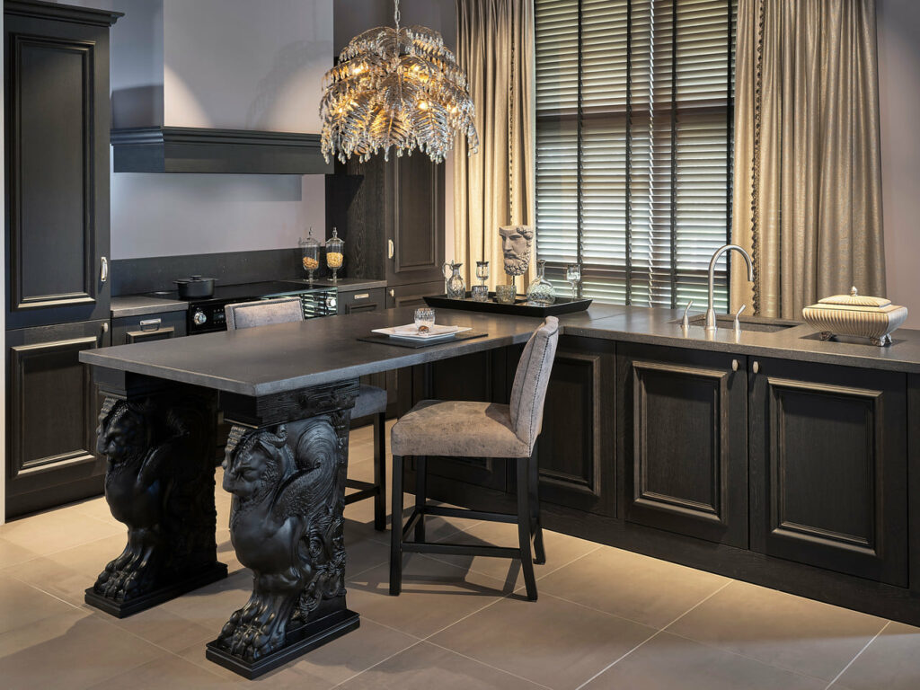 Klassieke showroomkeuken van Tieleman Keukens met Mereno Aspen front in zwarte kleur