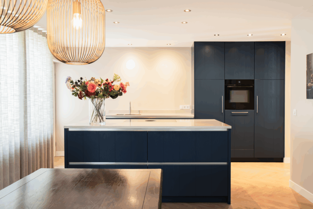 Stijlvolle keuken van Mennen Keukens + Interieurs met kookeiland, Mereno Manchester front in donkerblauw kleur