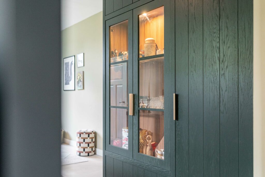 Moderne keuken van Mennen Keukens + Interieurs met glaskast en kelderombouw, Mereno Manchester front in groen kleur