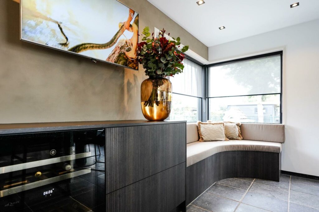 Moderne keuken van TK Studio met zithoek