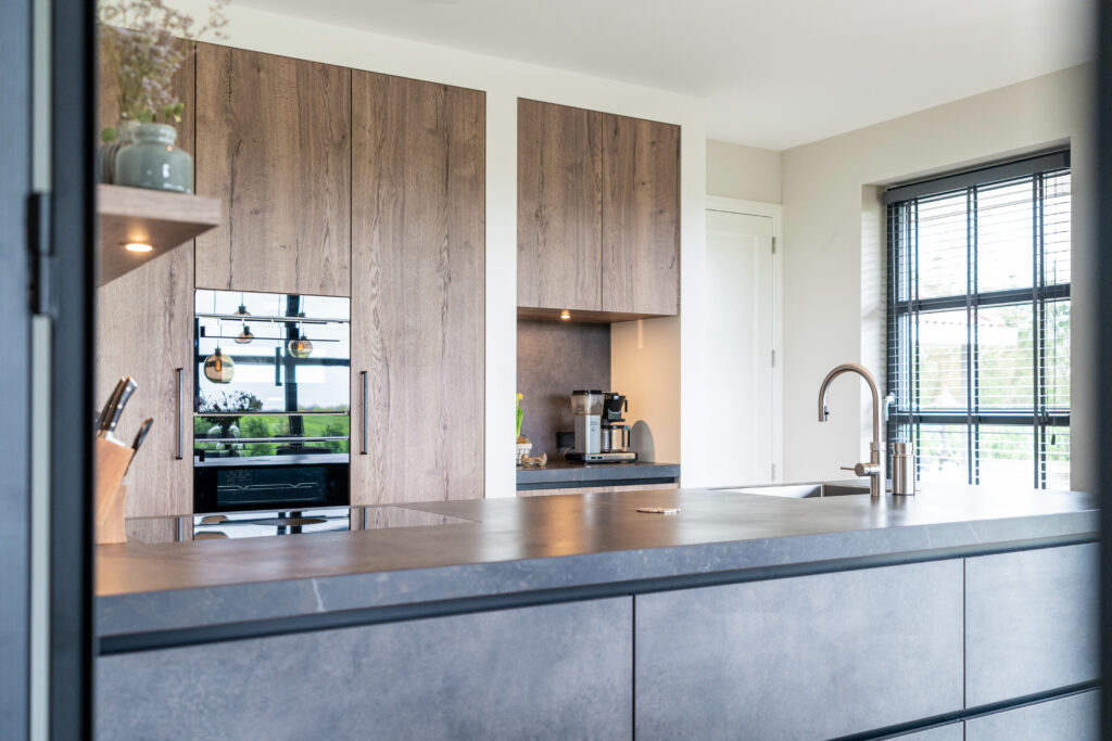 Mereno Monza keuken met bijkeuken en slaapkamerkasten