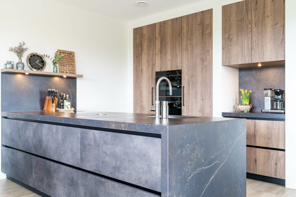 Moderne keuken van Mennen Keukens + Interieurs met Mereno Monza front in bruin en grijs kleur met groot eiland