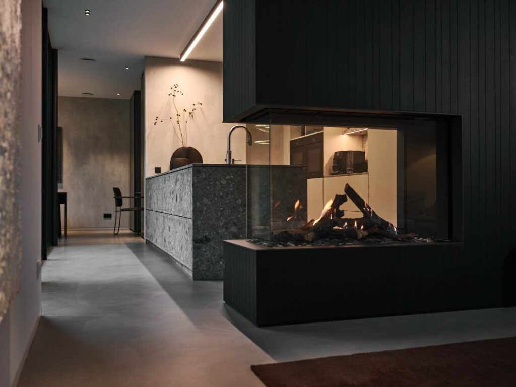 Doorkijkje van haard naar keuken. Interieur van Rob Zeelen met Mereno Manchester front in eiken fineer quartier kleur