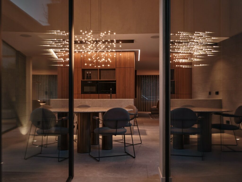 Doorkijkje keuken interieur van Rob Zeelen met keramisch eiland, Mereno Seregno front in notenfineer kleur