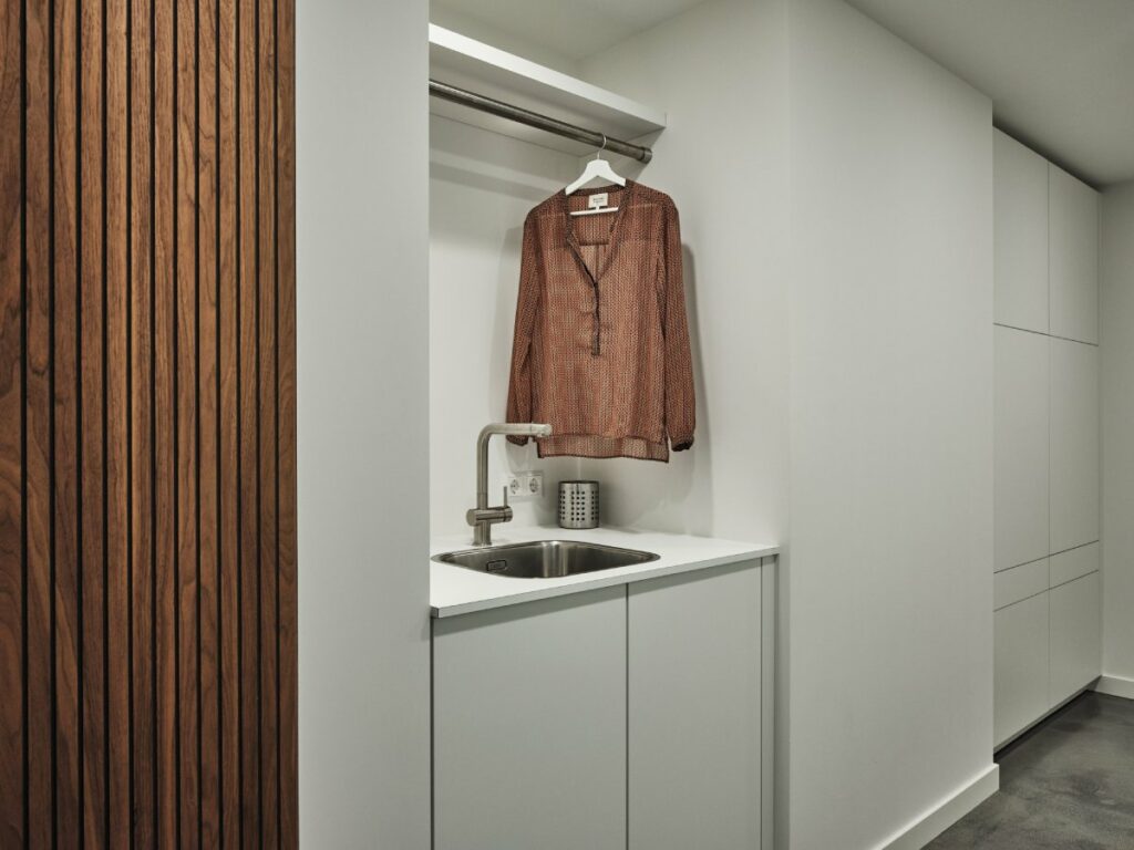 Bijkeuken interieur van Rob Zeelen met wasbak Mereno Monza front in witte kleur