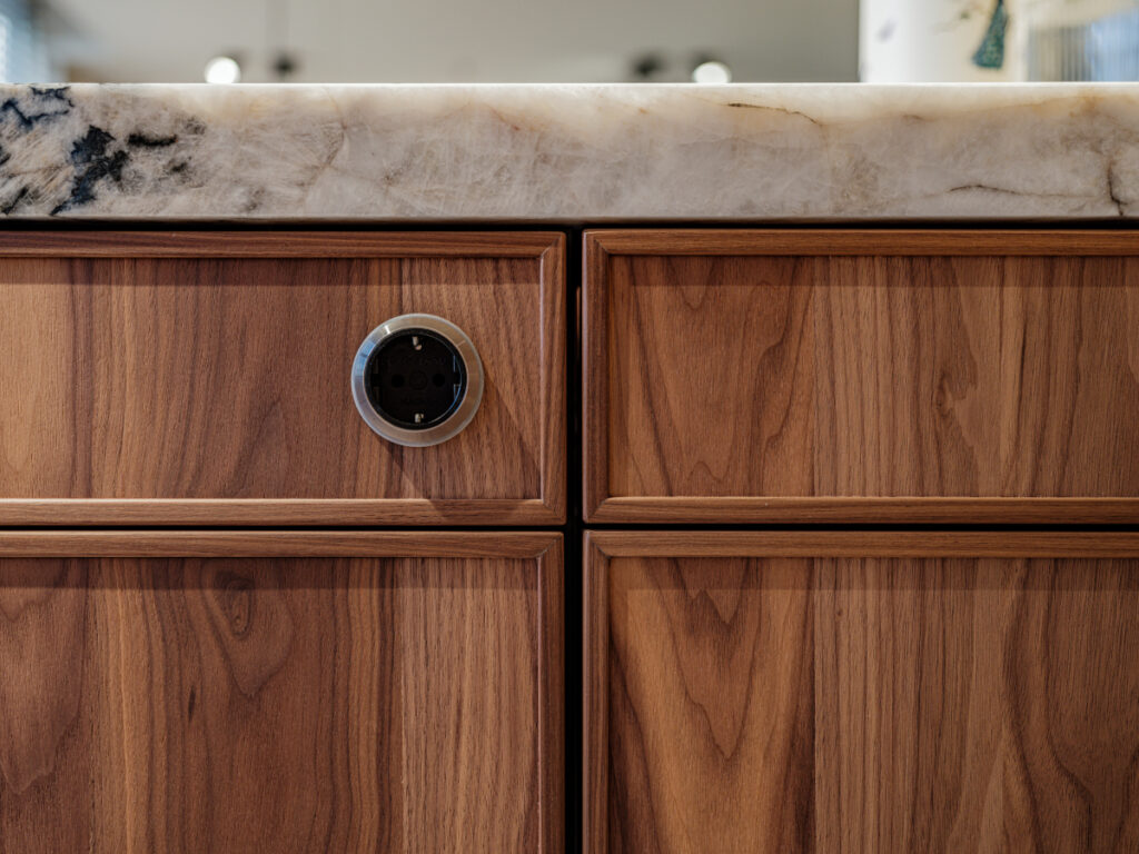 Luxe showroomkeuken van Tieleman Keukens met Mereno Altare front in notenfineer kleur. Detailfoto