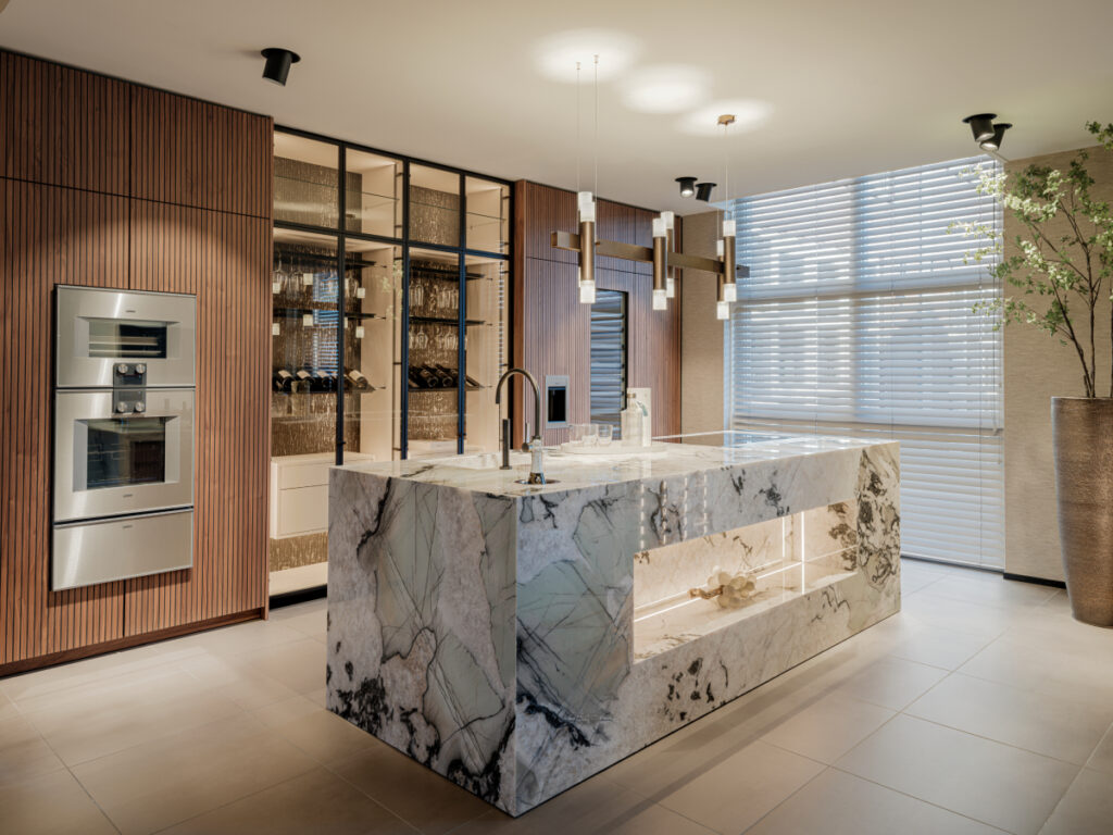 Luxe showroomkeuken met Mereno Seregno Altare en Milano fronten