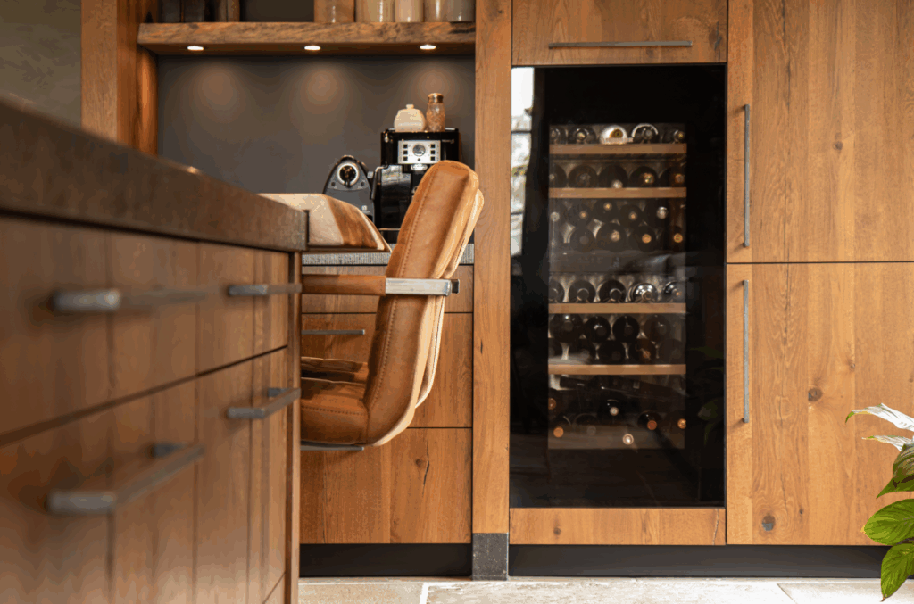 Landelijke keuken van Mennen Keukens + Interieurs met eiland en klimaatkoelkast, Mereno Sienna front in eiken kleur