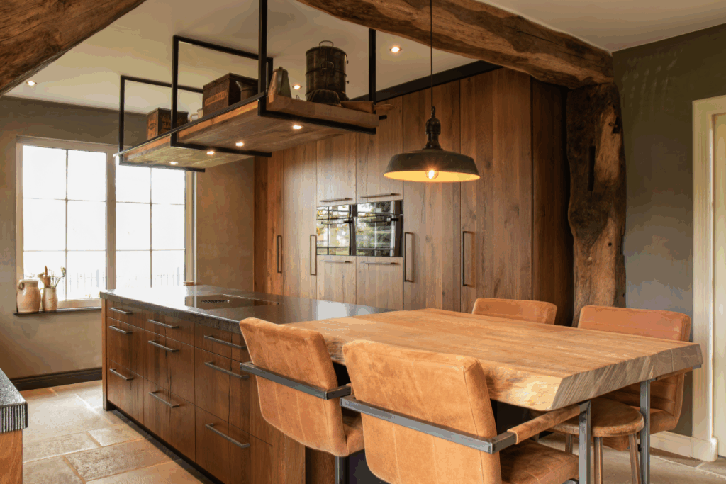 Landelijke keuken van Mennen Keukens + Interieurs met eiland, kastenwand en tafel Mereno Sienna front in eiken kleur