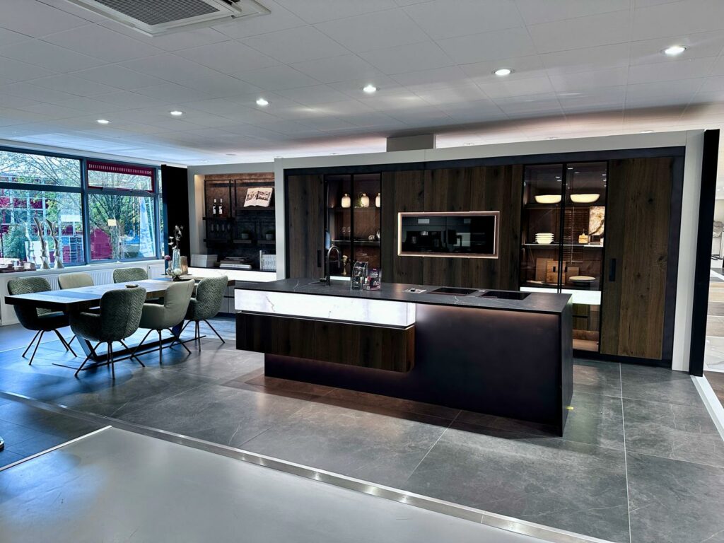 Showroomkeuken met groot eiland donkere kleur en verlichting Nieuw Leven