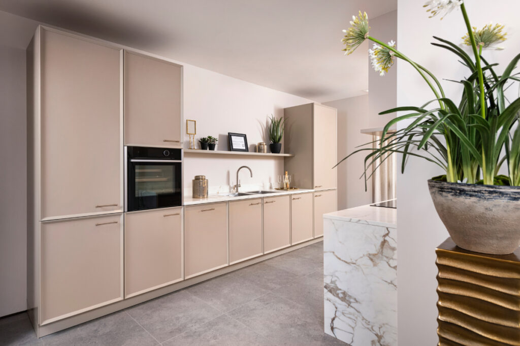 Moderne Mereno Caprese showroomkeuken in een warme beigetint